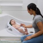 INGENUITY Asiento de baño antideslizante para niñas, de 0 a 6 meses o 9 kg, asiento perforado para dejar fluir el agua, Verde - immagine 4