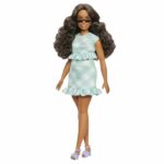 Barbie - Muñeca Barbie Fashionistas con vestido verde menta y gafas - Barbie - HYT96
