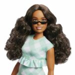 Barbie - Muñeca Barbie Fashionistas con vestido verde menta y gafas - Barbie - HYT96 - immagine 4