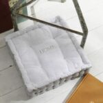 Cojín de suelo - HOY - CHARME - Slub x Chambray x Bordado Capucine - 40 x 40 x 10 cm