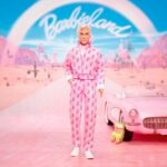 Barbie - Bambola del film - Tuta rosa Ken - JCP80 - immagine 3