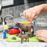 Stazione di lavaggio per mucche, set da gioco con 1 mucca, 1 vitello e 1 figura umana - SCHLEICH 42529 FARM WORLD - immagine 3