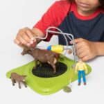 Stazione di lavaggio per mucche, set da gioco con 1 mucca, 1 vitello e 1 figura umana - SCHLEICH 42529 FARM WORLD - immagine 4