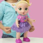 Baby Alive Baby Grows LaLa GooGoo, set di bambole interattive con oltre 75 suoni e frasi per bambini dai 3 anni in su - immagine 5