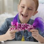 Furby DJ Furblets Kitt-Ee-Luv, mini peluche elettronico, giocattolo per bambini, 45 suoni e musica, dai 6 anni in su - immagine 2