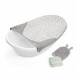INGENUITY - Sylvi Baby Bath - Amaca regolabile per neonati fino a 6 mesi, salvietta e libro per il bagnetto inclusi 24M+