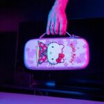 Custodia protettiva e per il trasporto - KONIX - Hello Kitty Nintendo Switch 2 - Porta accessori - Motivo 3D - Rosa - immagine 3