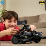 Batciclo RC + Pacchetto Batman - Personaggio da 30 cm - Batman - immagine 2