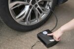 Mini compressore 12V - ACCIAIO DI PRECISIONE - 8 bar - Raccordi Presta, Schrader e ago - Tubo flessibile da 3 m - 100 W - Torcia LED - immagine 2