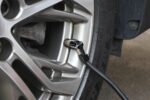 Mini compressore 12V - ACCIAIO DI PRECISIONE - 8 bar - Raccordi Presta, Schrader e ago - Tubo flessibile da 3 m - 100 W - Torcia LED - immagine 5