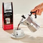 Caffettiera italiana - BIALETTI - Moka Express - Adatta a tutti i piani cottura tranne l'induzione - 12 tazze - 770 ml - Acciaio inox - immagine 2