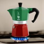 Caffettiera italiana - BIALETTI - Moka Express Italia - Adatta a tutti i piani cottura tranne induzione - 3 tazze - 100 ml - Verde / Rosso - immagine 4