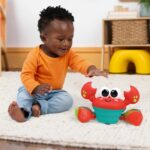 BRIGHT STARTS Giocattolo per neonati 6M+ Granchio musicale da inseguire, giocattolo per lo sviluppo delle capacità motorie fini e grossolane, con sensori di ostacoli, rosso - immagine 4