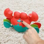 BRIGHT STARTS Giocattolo per neonati 6M+ Granchio musicale da inseguire, giocattolo per lo sviluppo delle capacità motorie fini e grossolane, con sensori di ostacoli, rosso - immagine 6