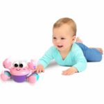 BRIGHT STARTS Giocattolo per neonati 6M+ Granchio musicale da inseguire, giocattolo per lo sviluppo delle capacità motorie fini e grossolane, con sensori a ostacoli, rosa - immagine 2