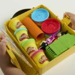 Play-Doh Disney Junior Crea una storia, set di pasta modellabile portatile, attività creative di Topolino e Minnie, dai 2 anni in su - immagine 5