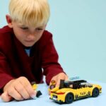 LEGO City 60487 Taxi giallo - Auto giocattolo per bambini o bambine dai 5 anni in su - Idea regalo - immagine 5