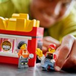LEGO City 60488 Camion di cibo con patatine fritte - Giocattolo da costruzione per bambini dai 5 anni in su - Idea regalo - immagine 4