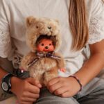 Peluche Monchhichi - Bandai - Orsetto di peluche da 20 cm - Iconica scimmietta di peluche anni '80 - Età 2+ - immagine 2
