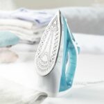 Steam iron - DOMO - DO7060S CeraGliss - 2400 W - 40 g/min - 320 ml - Blue / White – Bild 2