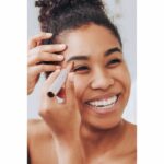 Finishing Touch Flawless Brows - New Generation Rechargeable Precision Eyebrow Trimmer - Gentle and Safe - White - Image 4