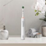 ORAL-B Pro 3 electric toothbrush - 3 brush heads included - white - cordless - Image 2