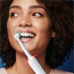 ORAL-B Pro 3 electric toothbrush - 3 brush heads included - white - cordless - Image 4