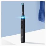 ORAL-B iO5 connected electric toothbrush - black - Bluetooth, 1 brush head and 1 travel case - Image 2