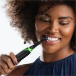 ORAL-B iO5 connected electric toothbrush - black - Bluetooth, 1 brush head and 1 travel case - Image 6