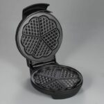 SEVERIN WA2103 Space-saving waffle iron 5 parts - original heart shape - adjustable thermostat - non-stick coating - black / stainless steel - Image 2