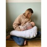 Maternity pillow - TINEO - Sage green - Rabbits - Image 2