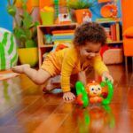 BRIGHT STARTS Petit singe Roll & Glow – Bild 3