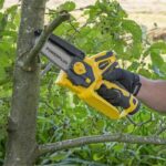 POWERPLUS POWXG1045 cordless mini chainsaw - 12V - 10cm - 2x 2Ah batteries included - Image 4